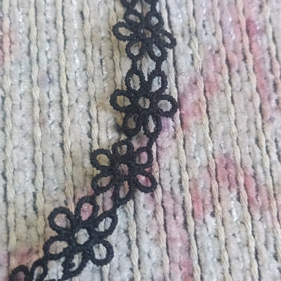 Chocker Necklace Fabric plus 2 Free Items - Picture 2 of 7